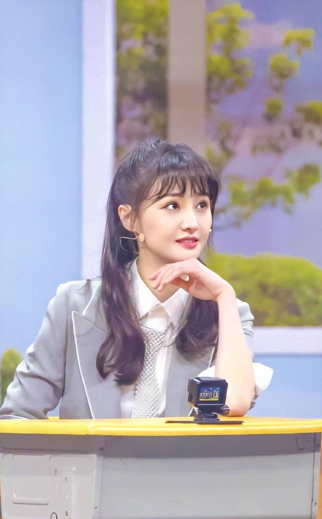 郑爽羊毛卷配大蝴蝶结,西装大的不合身,果然颜值高穿什么都好看