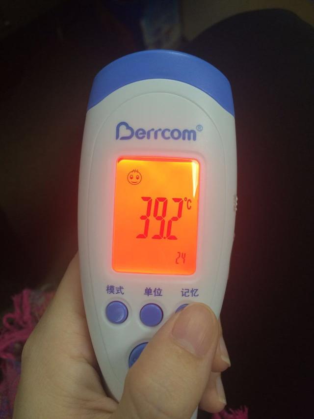 5℃就必须用退烧药如果普通感冒引起的发烧,体温不会超过40℃.