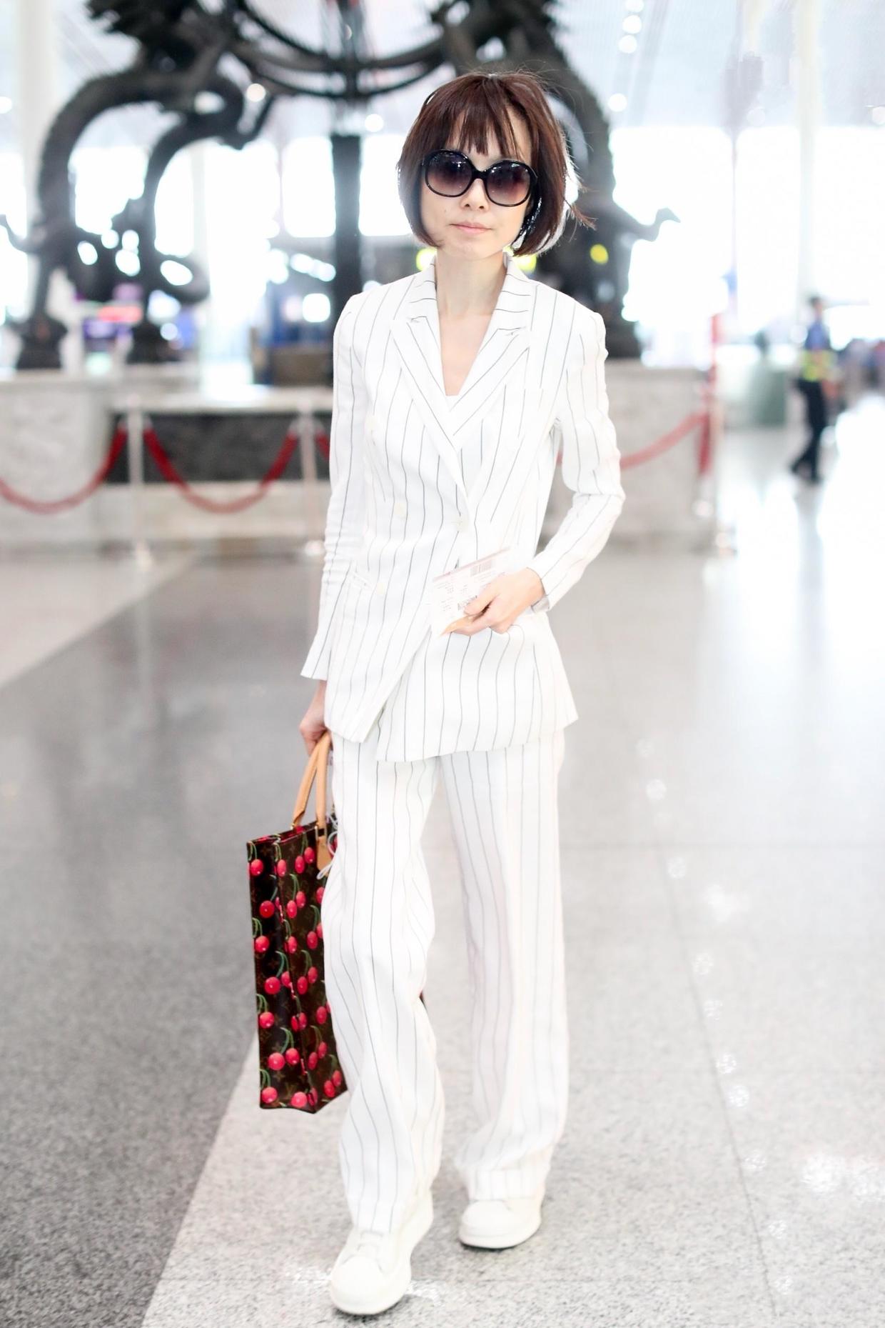 鲁豫好有气场!白色条纹西服套装清爽大气,知性利落又显年轻