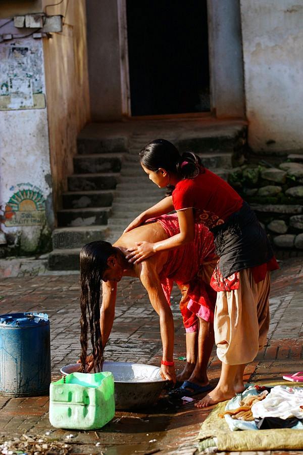 尼泊尔美女有多开放?女子露天"沐浴",中国游客:有点害羞