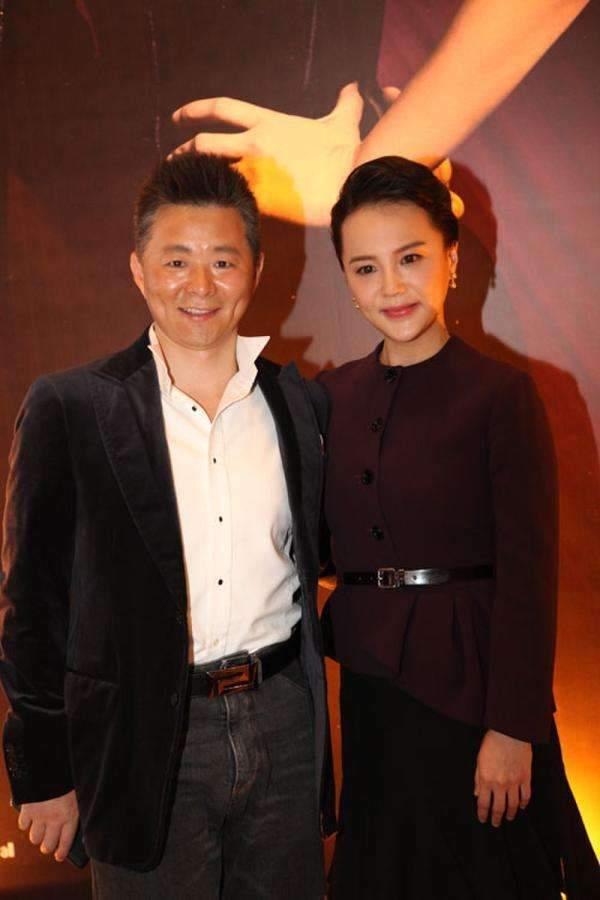 49岁的王宏伟,两鬓已经花白,与钢琴家妻子的生活,特别幸福