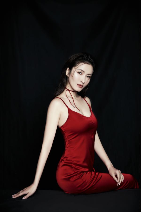 徐洁儿红裙性感写真曝光妩媚迷人大秀好身材