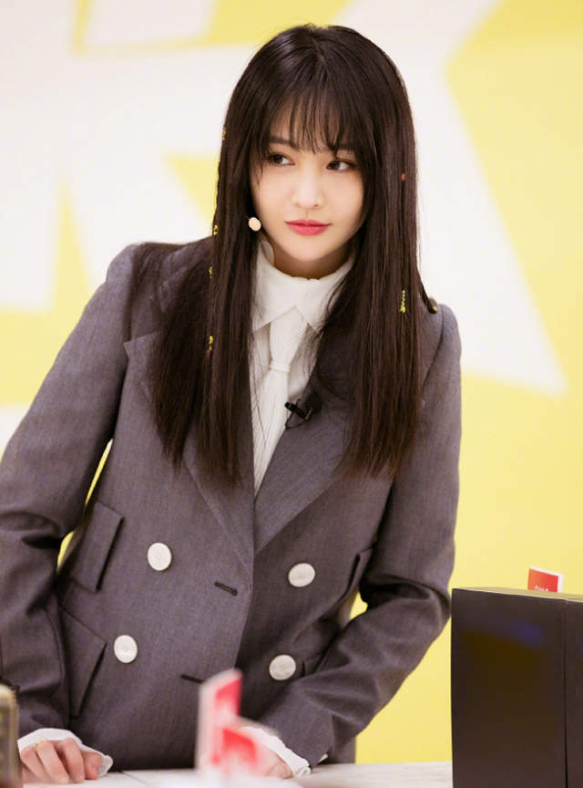 郑爽脱妆太真实,曝光显老"八字纹",这还好意思说自己少女?