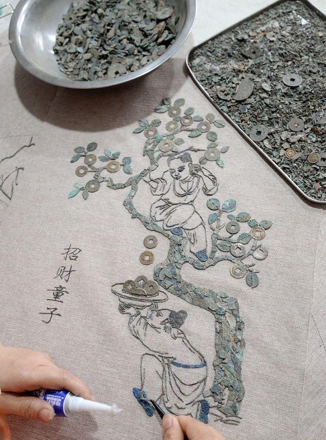 河北邯郸:村民创作"古钱贴画",废残古钱变身"摇钱树"!