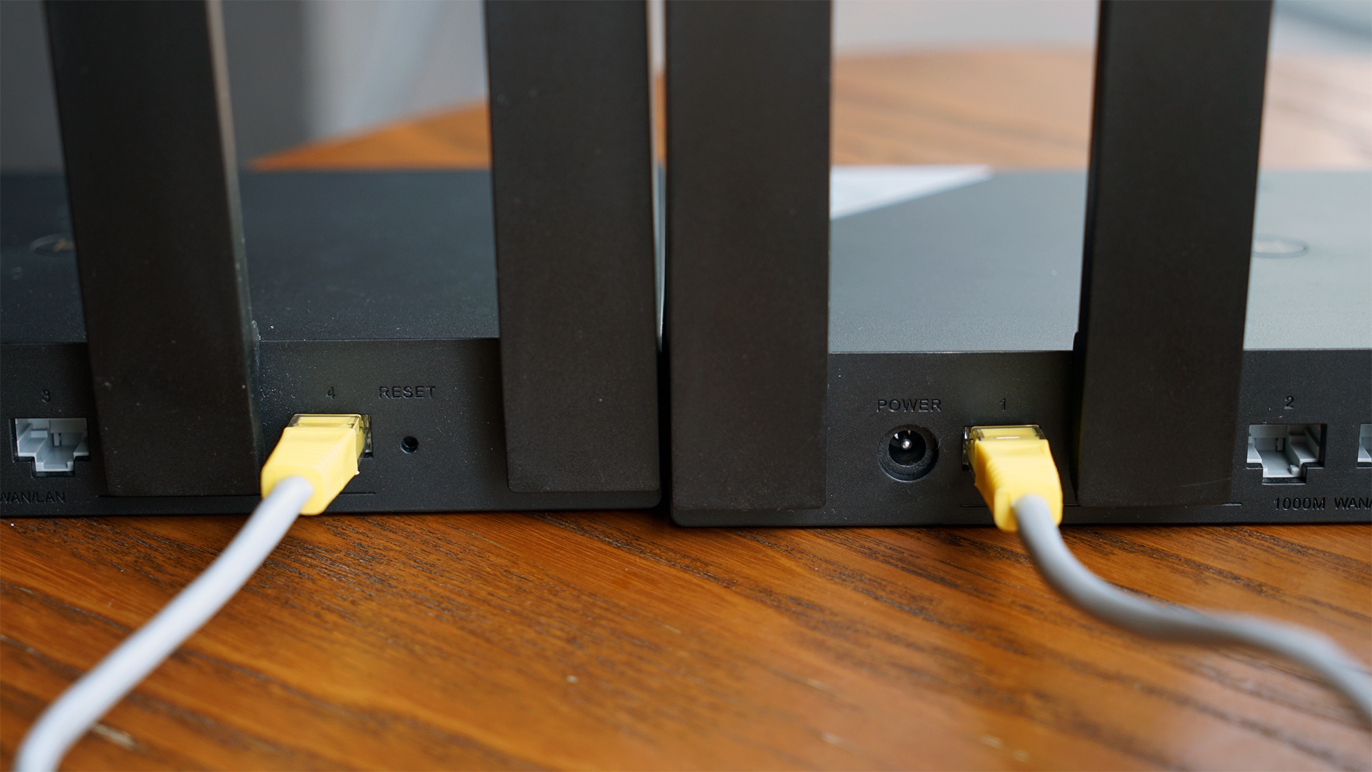 无线组网很简单,两台路由器通电之后,副路由靠近主路由,然后按下h键