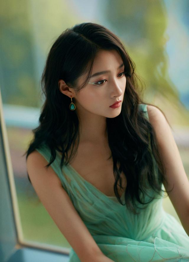 谁能想到,关晓彤有一天凭腿圈粉了!她太适合明艳御姐风了