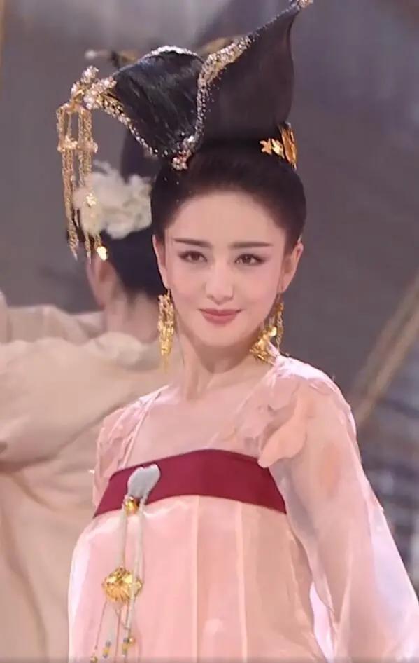 佟丽娅穿"唐装"热舞,以胖为美的年代,瘦瘦的她有点撑不起衣服