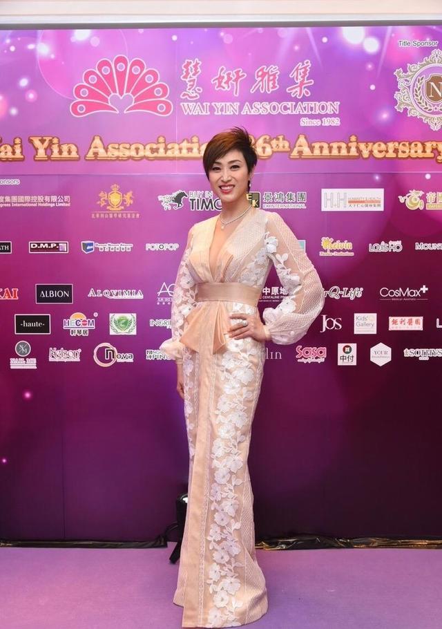 陈法蓉真有53岁穿深v领连衣裙配短发亮相一生未嫁却美得惊艳