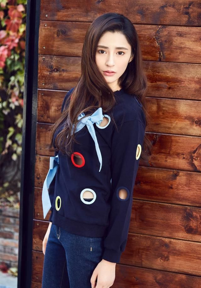 李心艾简直是"锁骨精",一字肩连衣裙轻松驾驭