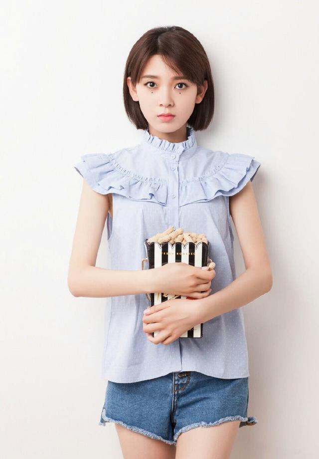 甜美可爱小萝莉陈瑶宅男舔屏写真集最后一张有制服