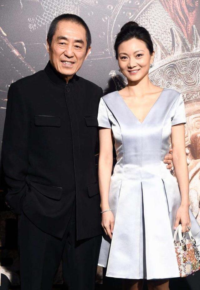 张艺谋携小31岁娇妻亮相,陈婷蓝色短裙温柔贤淑,张导中山装正式