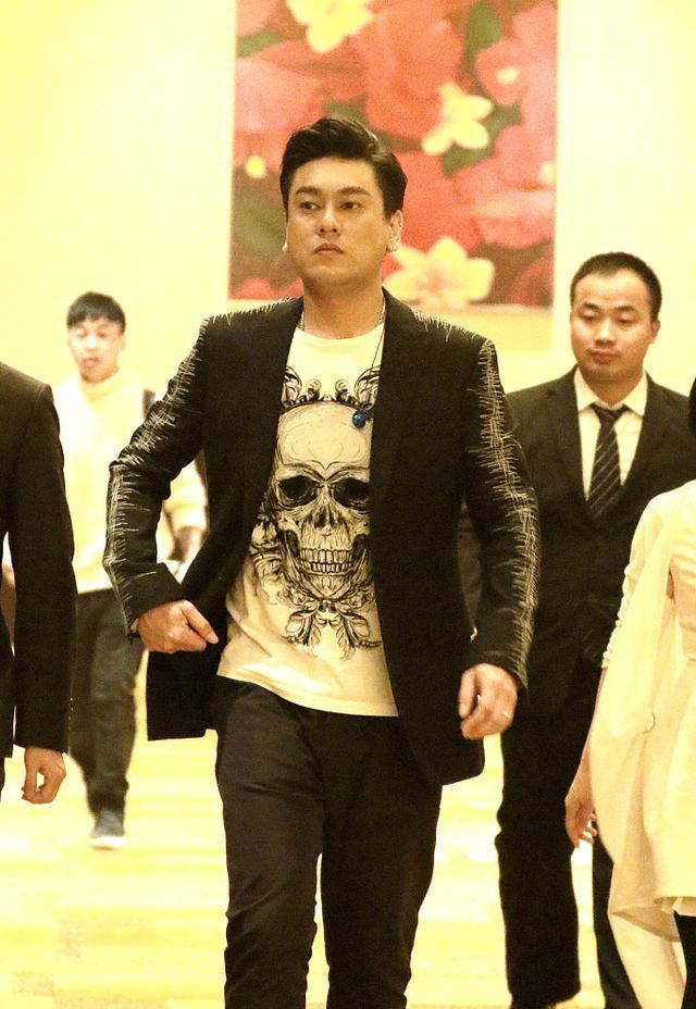 朱孝天携妻走机场,他留胡须发福成邋遢大叔,与妻隔口罩亲吻太甜