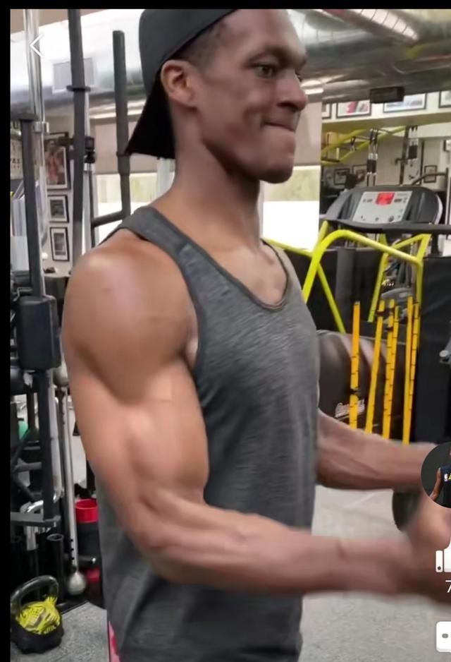 湖人34岁老将成筋肉人 手臂粗壮如蔡恩 比霍华德还要拼