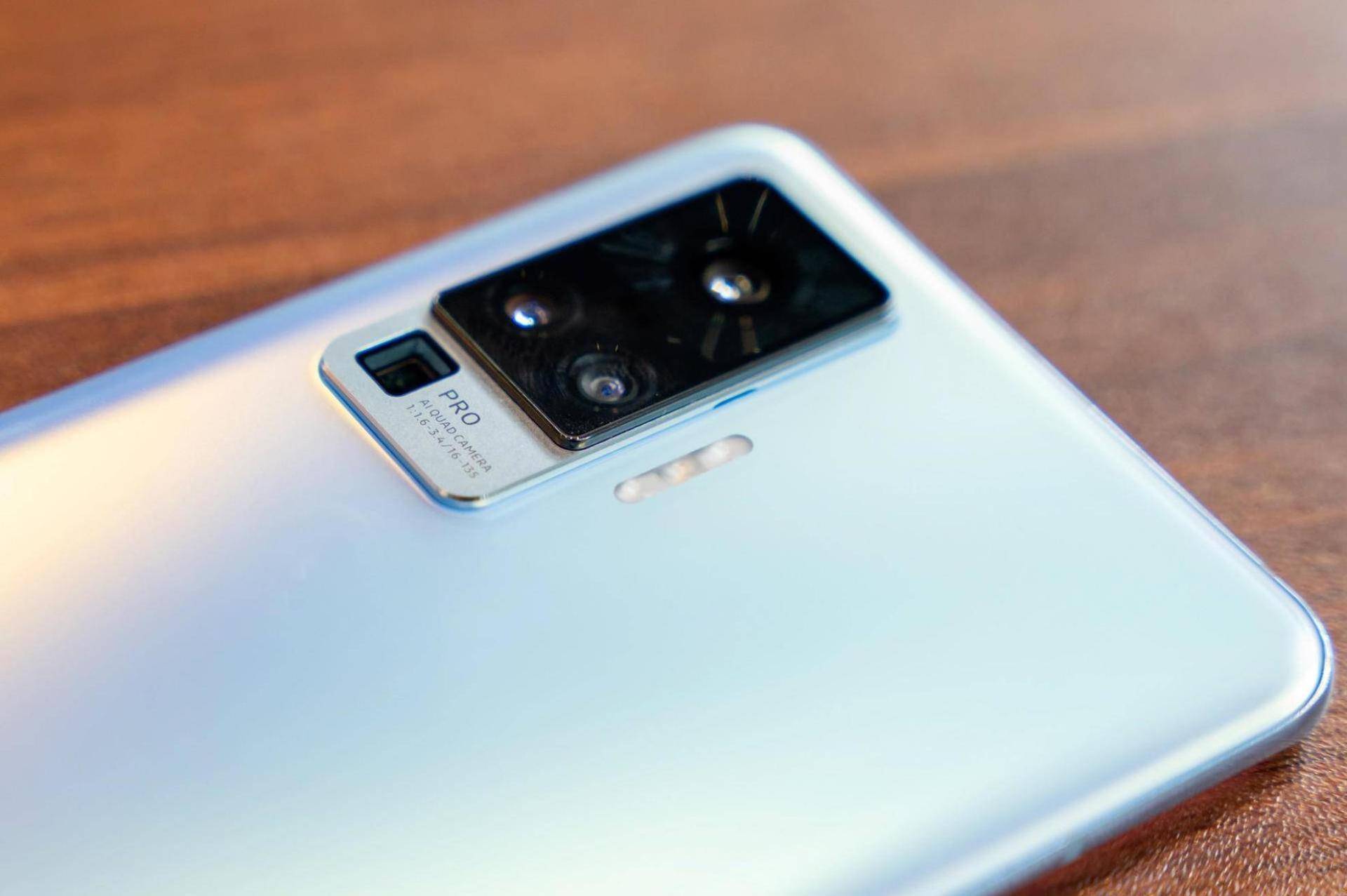 首先在工作逻辑方面,微云台主摄的镜头与镜头框架均具有防抖特性,能够