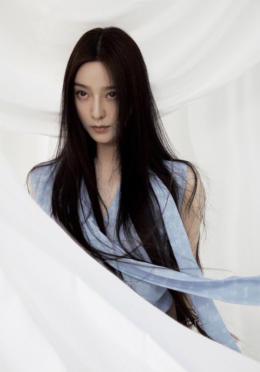 39岁范冰冰还是那么美,穿绿色衬衫裙出镜,"冷白皮"太抢镜了