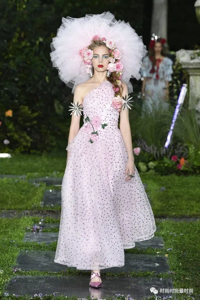 鲜花印染的美丽衣裳为你注入满满的夏日活力