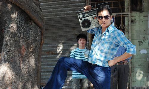 那个年代,时髦的标配就是喇叭裤,格子衬衫,蛤蟆镜,外加一台双卡录音机