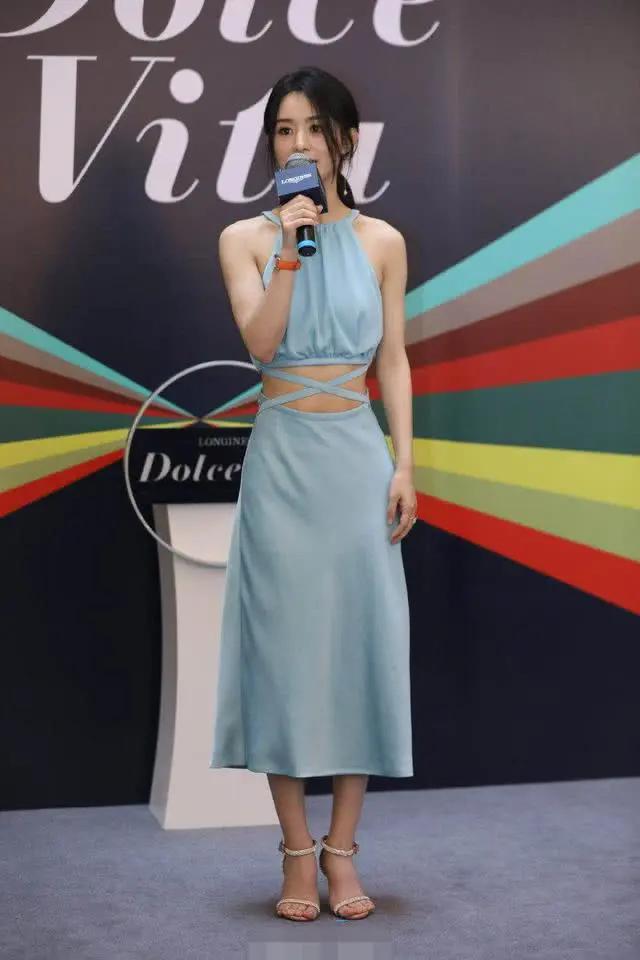 赵丽颖活动照翻车?未修图曝光肩宽胯窄,"五五分"身材又被嘲