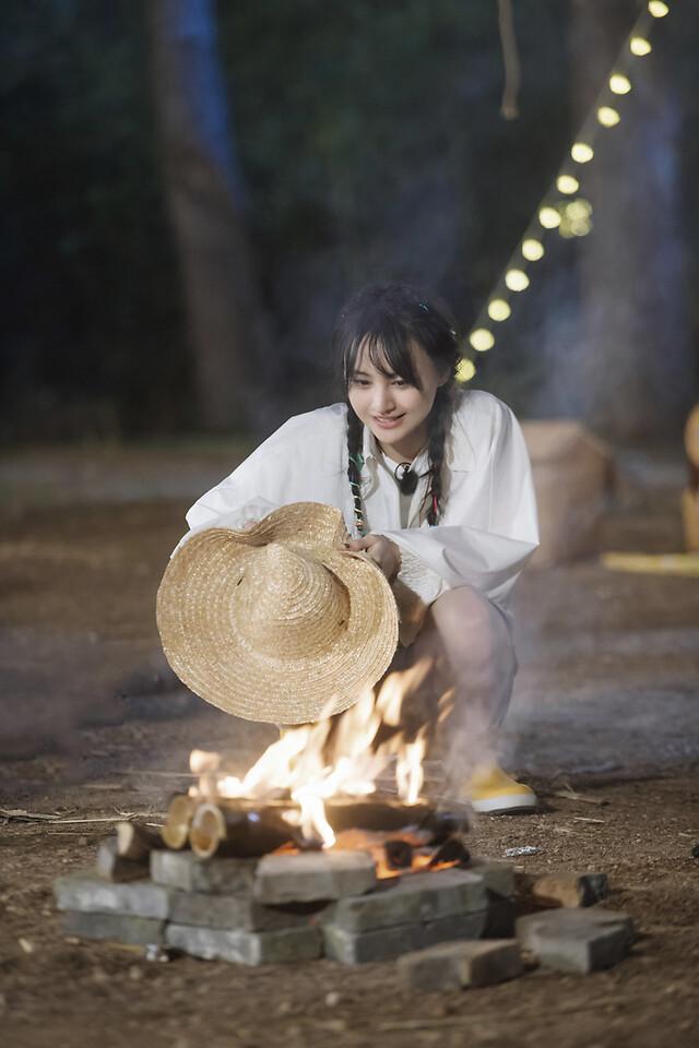 《奇妙小森林》郑爽草帽造型带娃 彩绳编发少女感十足