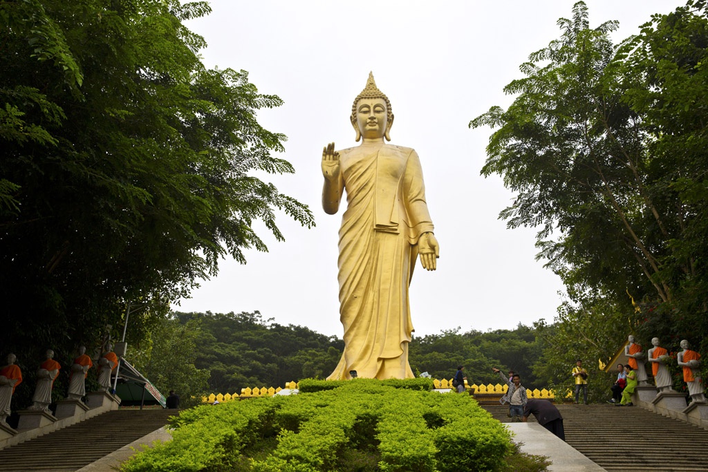 包容东南亚各国寺院建筑风格的南传佛教最大寺院,勐泐大佛寺