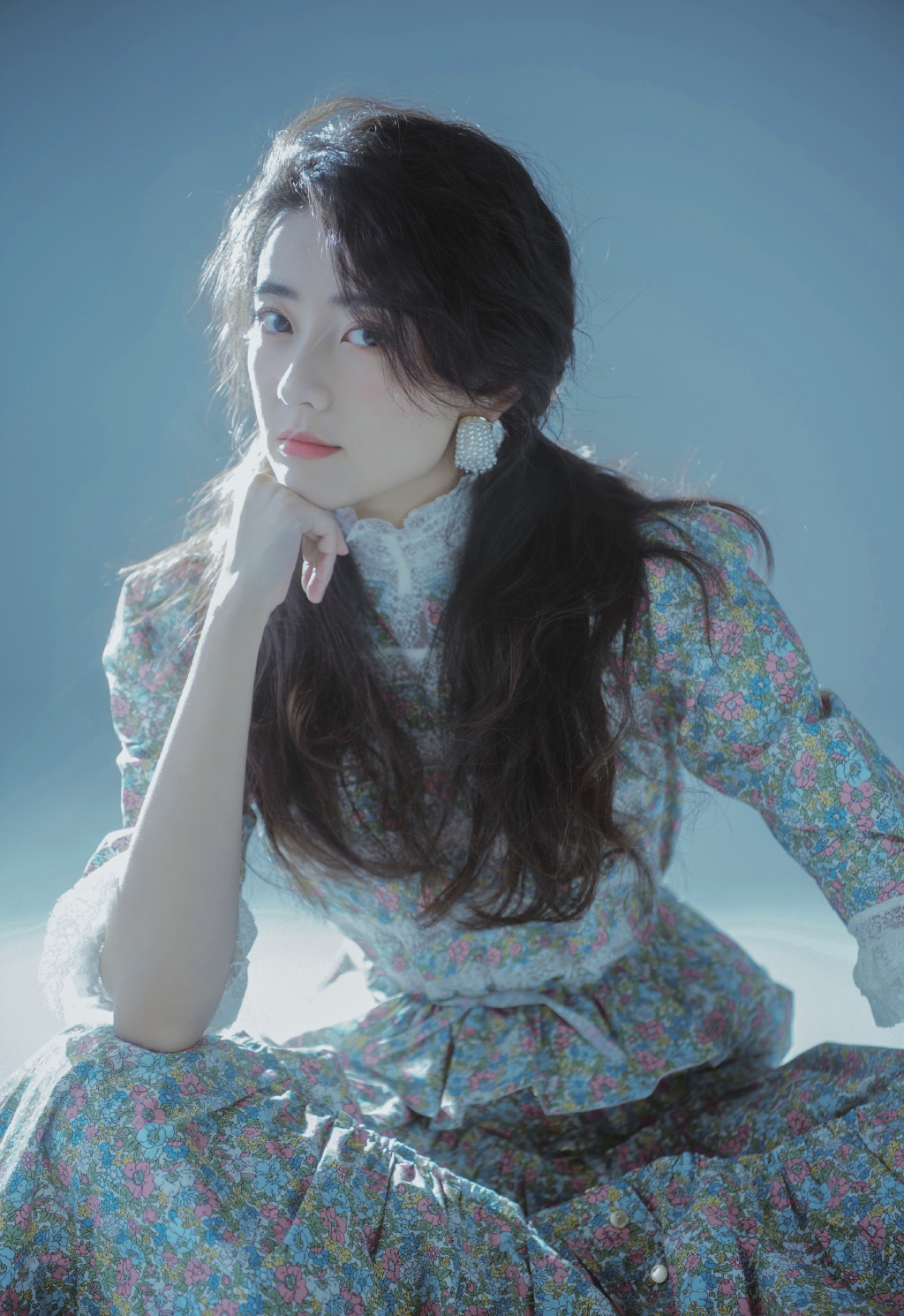 她因《双世宠妃》出名,今穿复古印花裙出镜,配蓬松双马尾好甜美