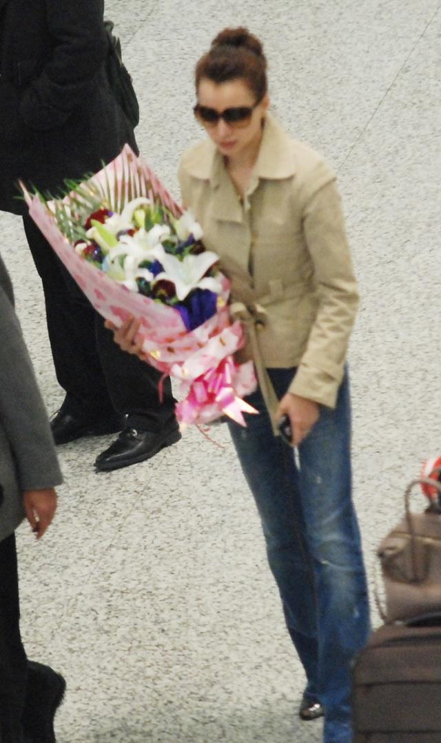 这组机场街拍照片中,董卿身穿卡其色上衣搭配牛仔裤,其中卡其色上衣