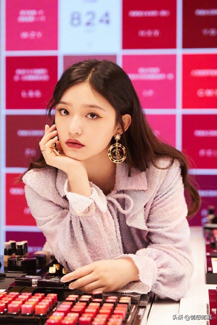 女星微卷中长发造型林允谢可寅飒爽清新陈都灵杨超越优雅大气