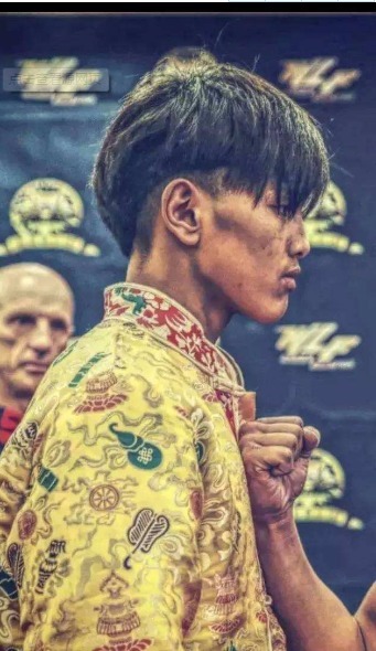 曾被质疑的恩波格斗,加入西部民兵组织,被授旗雪獒高原抗击队