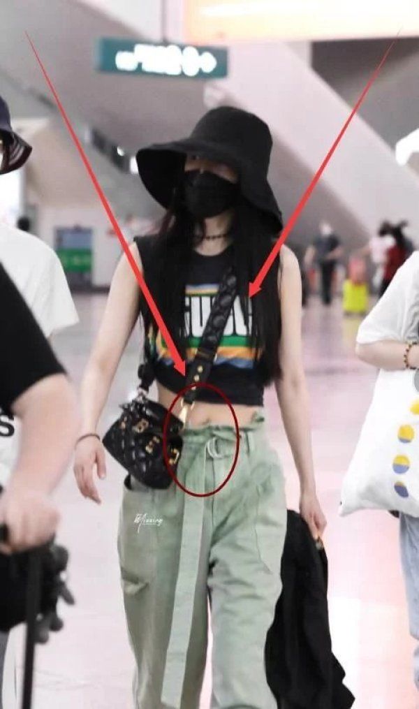 杨幂穿"露脐装"走机场,看到"黑洞肚脐"时,网友几年没洗了