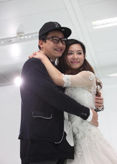 黑白孕照,手捧巨肚笑容温柔,网友期待生女儿|刘璇|二胎|王弢_新浪新闻