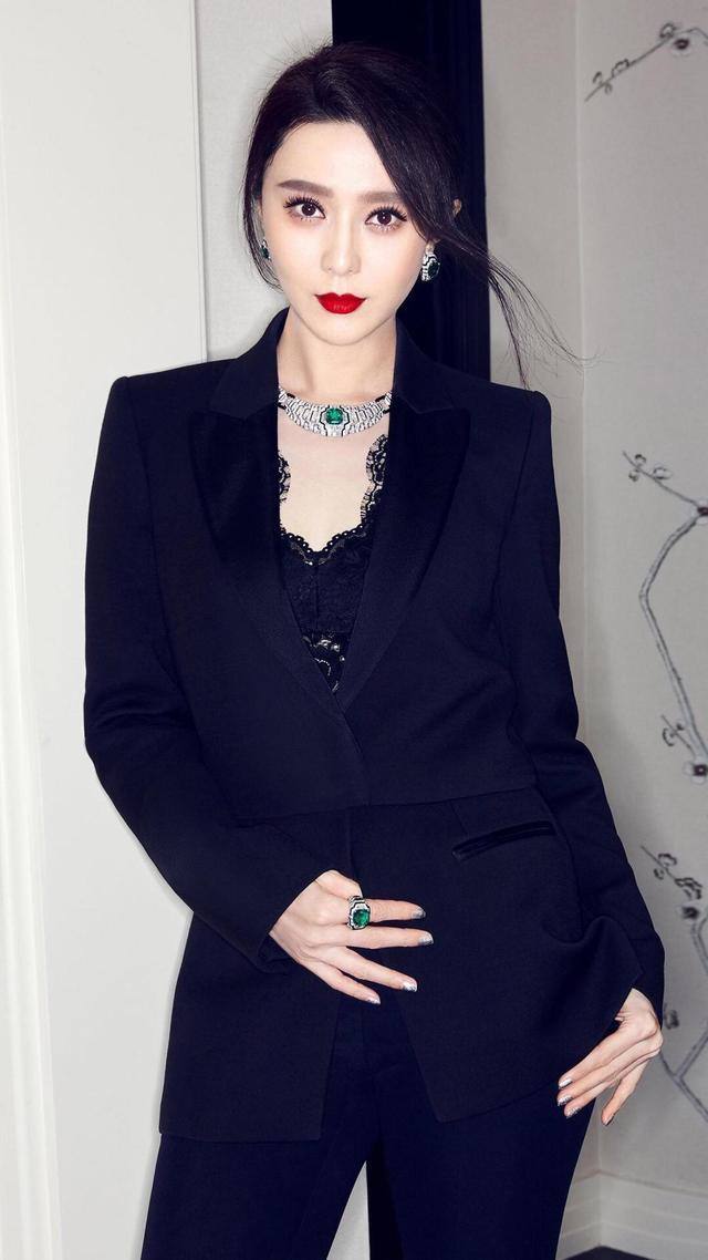 范冰冰佩戴了这一种银色亮钻的项链以及绿色翡翠的吊坠,凸显出了雍容