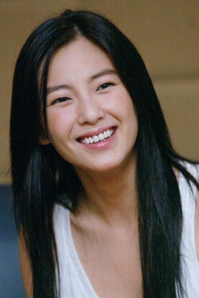 张雨绮青年时照片走红,长发加内双眼皮,网友:越活越年轻?