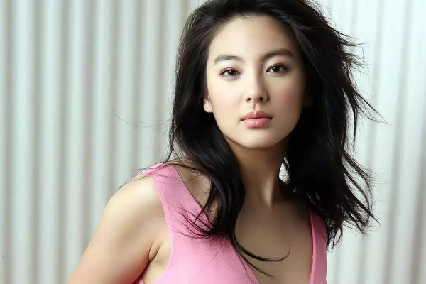 张雨绮20岁旧照走红,与周星驰合影青涩又甜美,颜值越来越高?