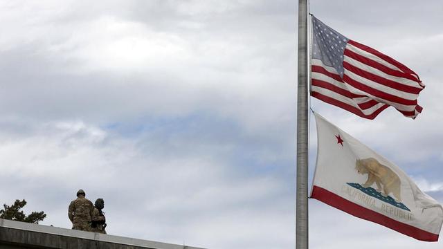 美国内战开始全面升级:"叛军"伏击执法机构,一女性警察被打死