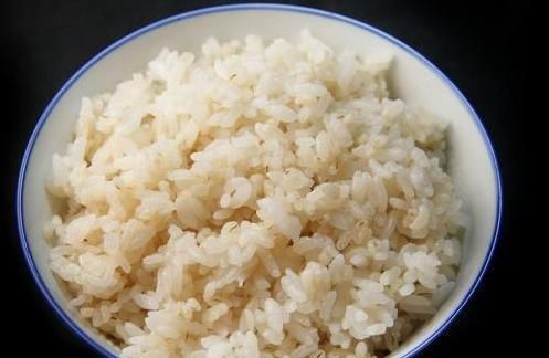 煮米饭不可直接加水下锅,多加这2步,米饭香喷喷的,全家爱吃