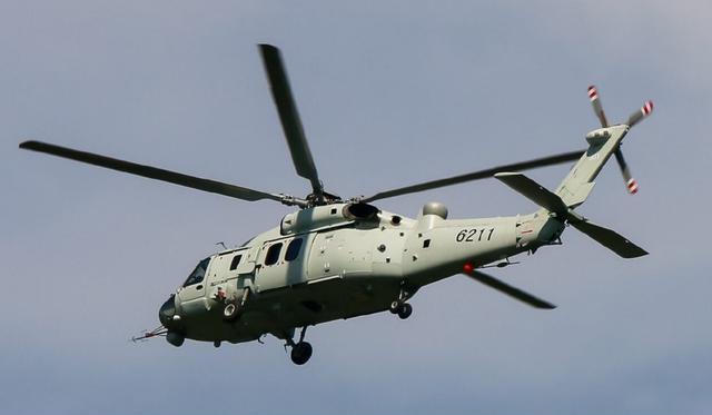 直20舰载版就没有折痕了当然,增加直20的油箱,除了放大机舱之外,还有