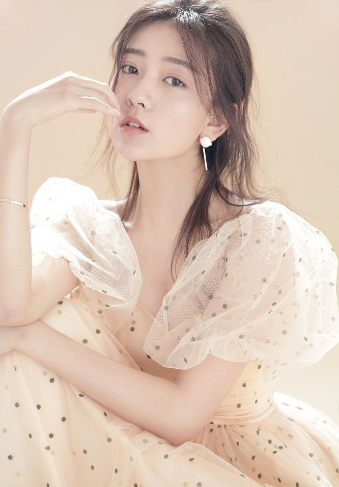 内地版命中注定我爱你她演陈嘉欣穿碎花裙扎小辫超甜美