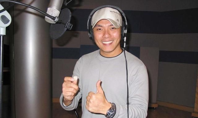 2000年,21岁的周杰伦遇到了自己音乐上的伯乐杨峻荣,几个月后,这个其