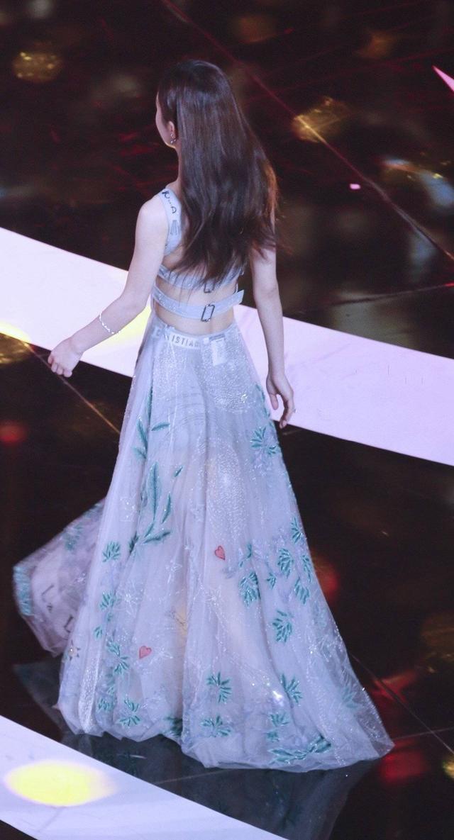 赵丽颖瘦大了露脐装腰上故意绑根带子侧面一马平川能有80斤