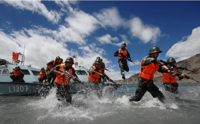 西海舰队特殊战舰以旋回造浪战术和降维打击碾压对手