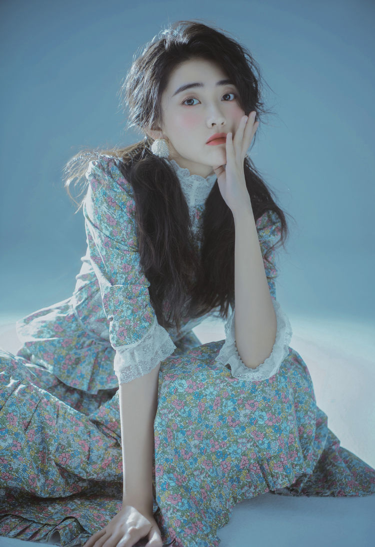 内地版命中注定我爱你她演陈嘉欣穿碎花裙扎小辫超甜美