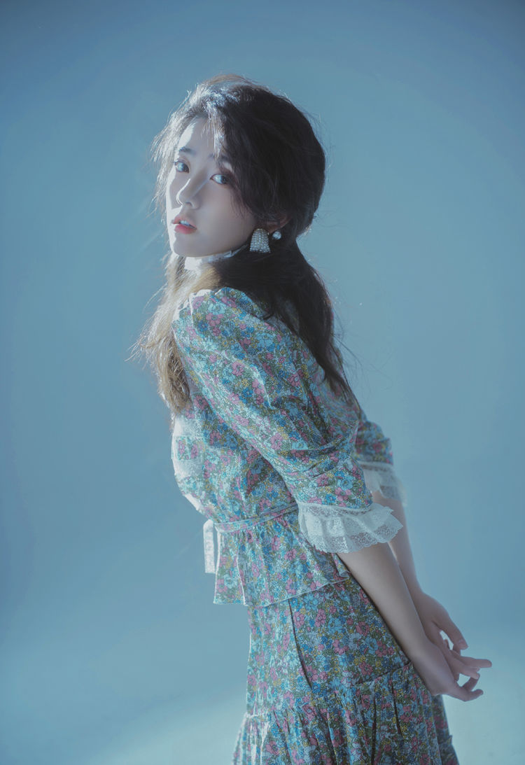 内地版命中注定我爱你她演陈嘉欣穿碎花裙扎小辫超甜美