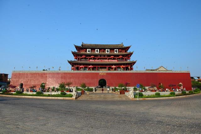 是古时建水古镇的东城门,所以这里有叫做"东门楼";整座大楼的建筑有