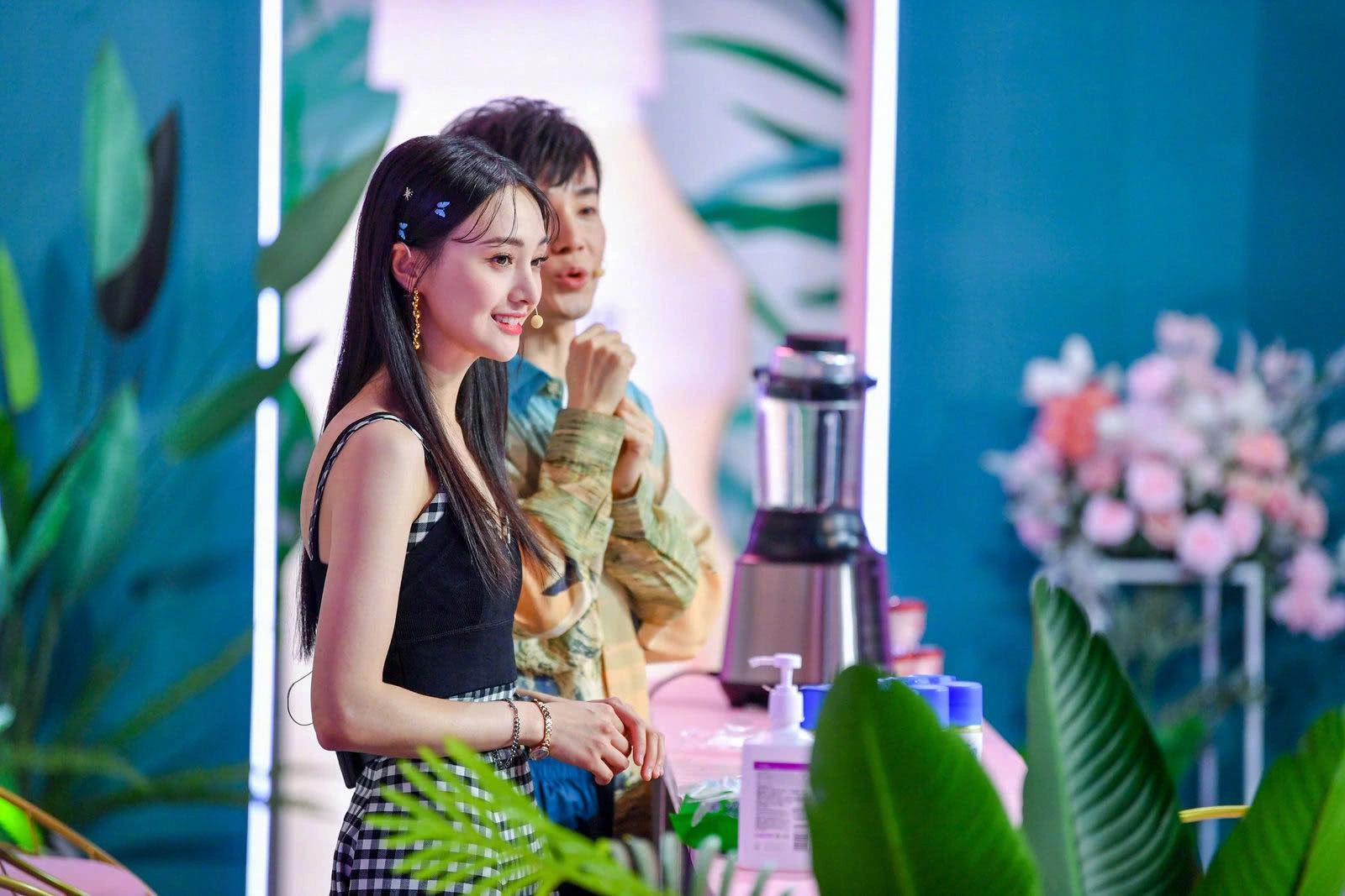 郑爽林允吴昕黄圣依罕见同框,吴昕竟那么胖?郑爽凭美貌碾压全场