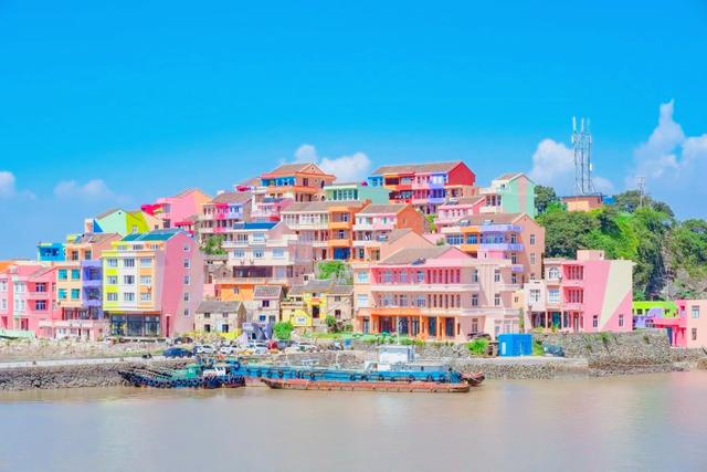 形成了七彩的 "童话小镇"