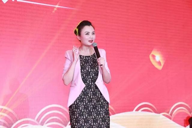 他是民歌王子,闪婚小12岁钢琴公主,王宏伟:我怕配不上人家