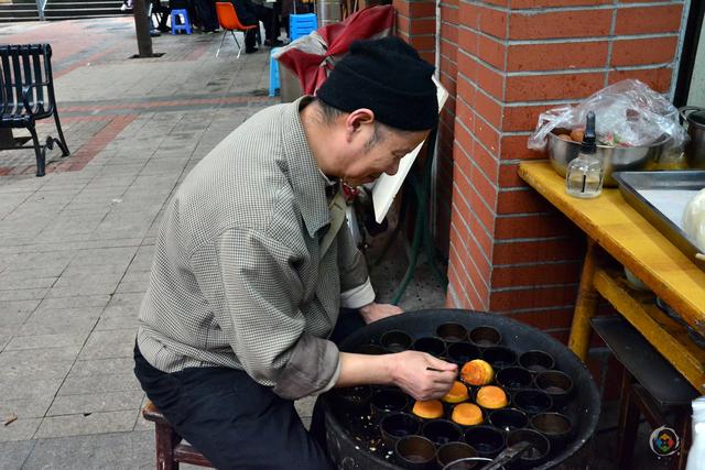 张家花园里,冉师傅还在做着熨斗糕.