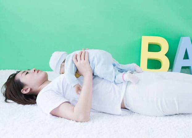 宝宝多大适合抬头训练?别以为越早越好,可能影响宝宝脊椎发育