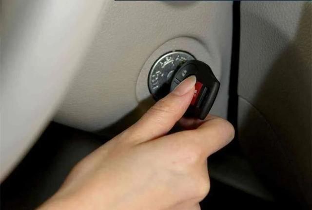 发动机启动状态下再次拧钥匙打火,会损坏发动机吗?