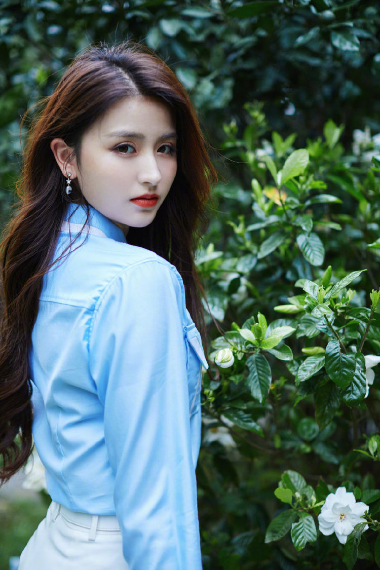 金子涵solo出道吧穿蓝色衬衫配短裤清爽甜美似韩剧女一号